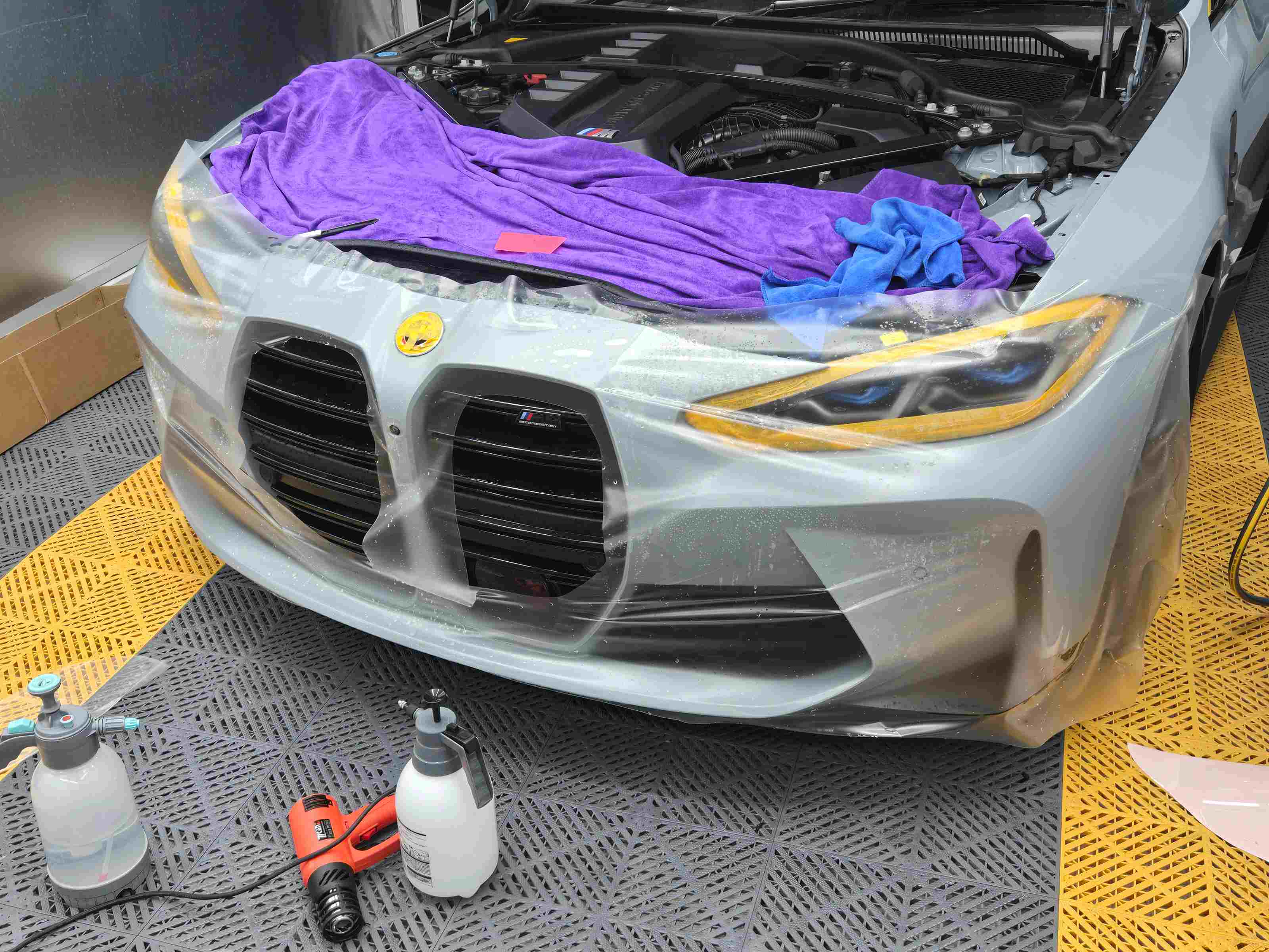 BMW G82 M4 フロントバンパー施工中①